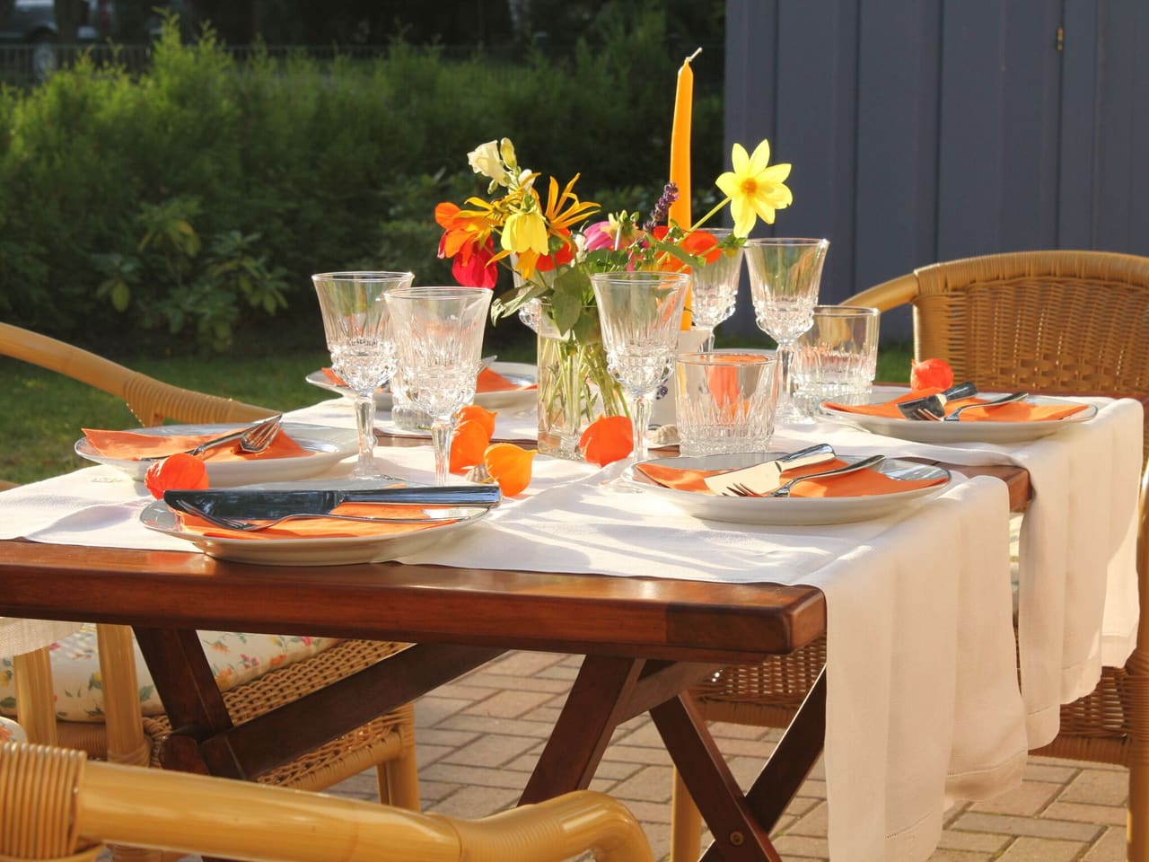 Abendessen in der Abendsonne auf der Terrasse