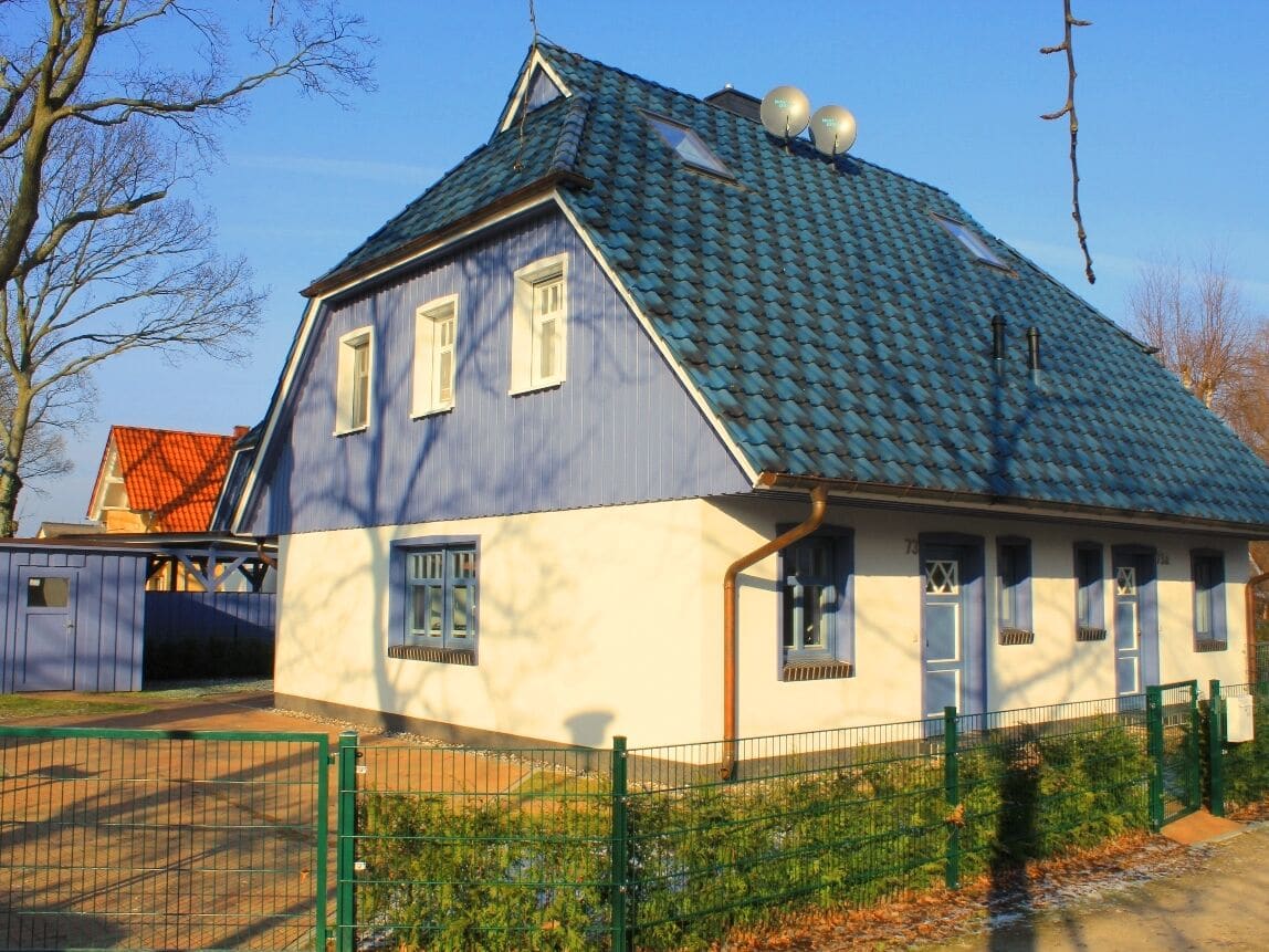 Das Haus mit komplett eingezäuntem Garten