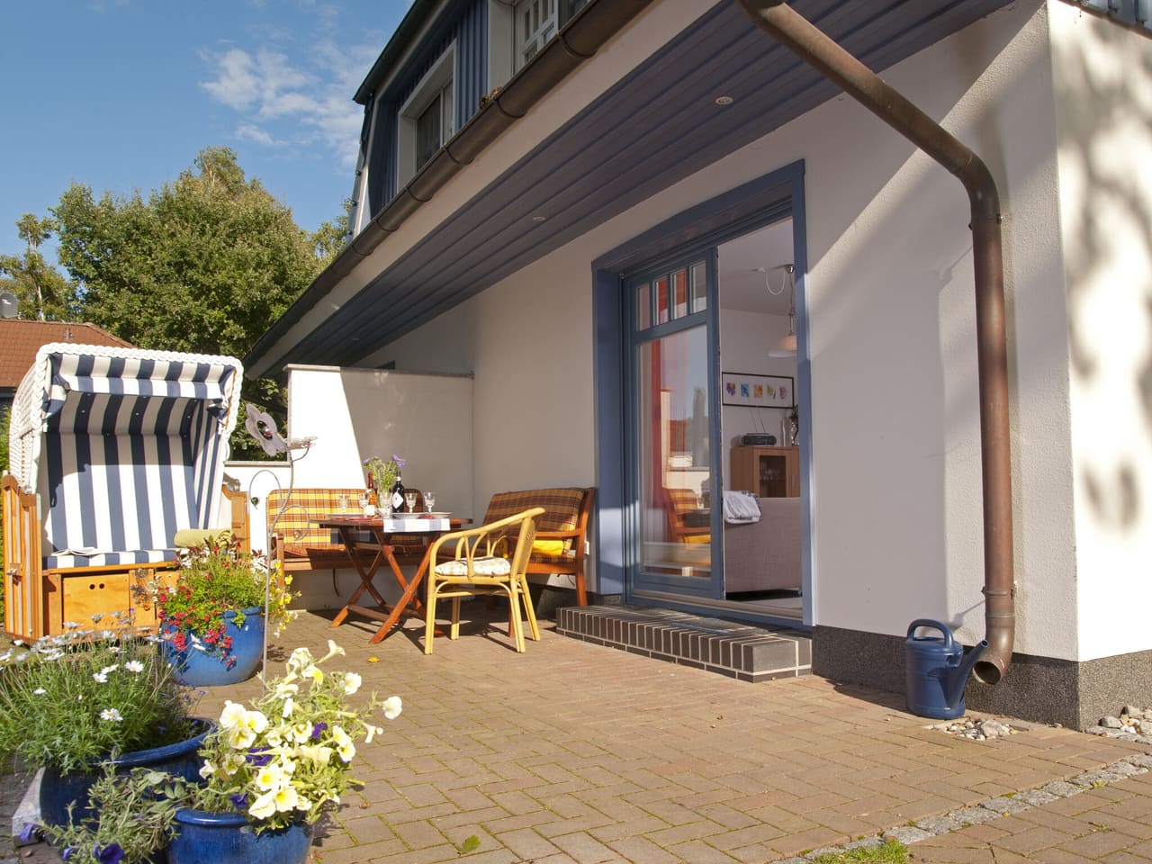 Sonnige Terrasse mit Blick in den Garten