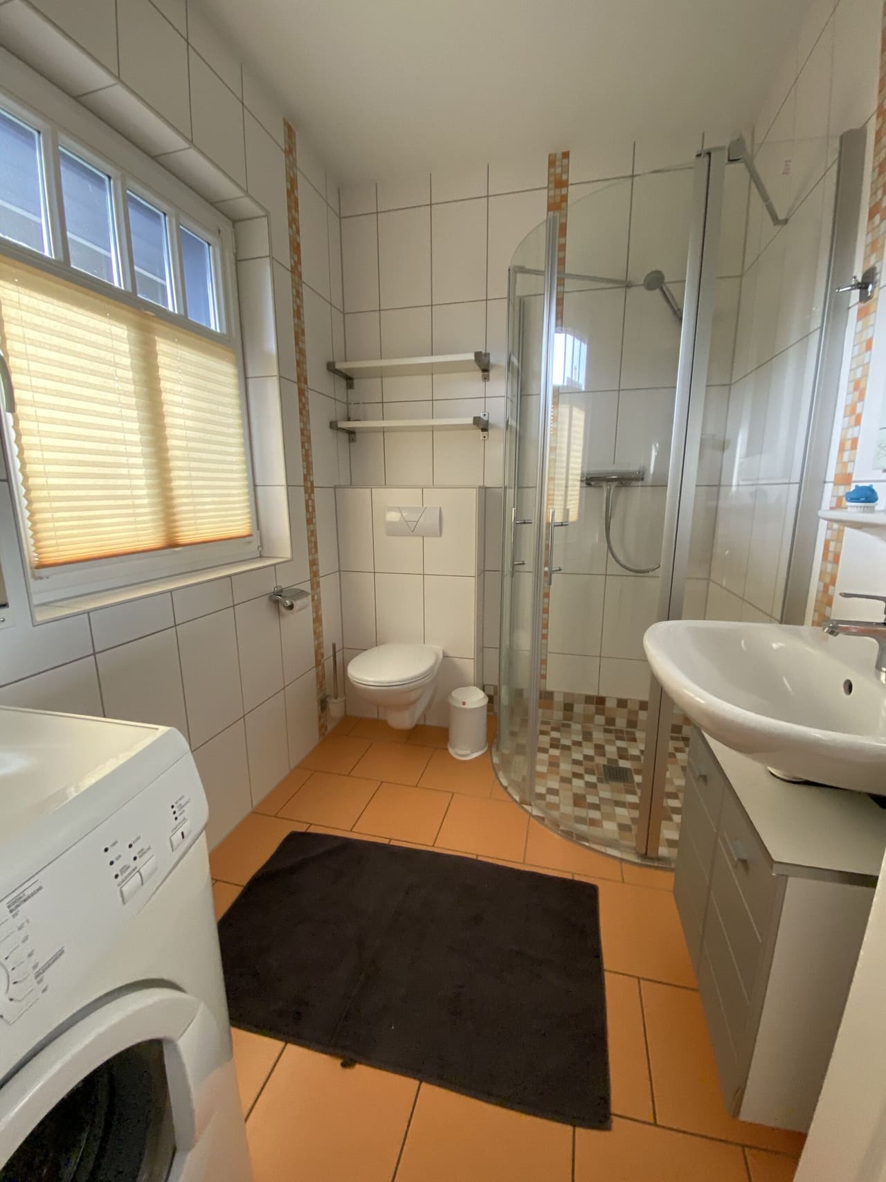 Bad im Erdgeschoss mit bodengleicher Dusche